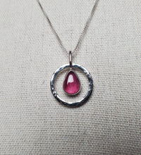 Load image into Gallery viewer, Talking Heads - Naive Melody with pink Chanthaburi sapphire

