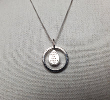 Load image into Gallery viewer, Talking Heads - Naive Melody with pink Chanthaburi sapphire
