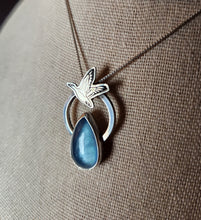 Load image into Gallery viewer, Goose - Empress of Organos with aquamarine [pendant only]
